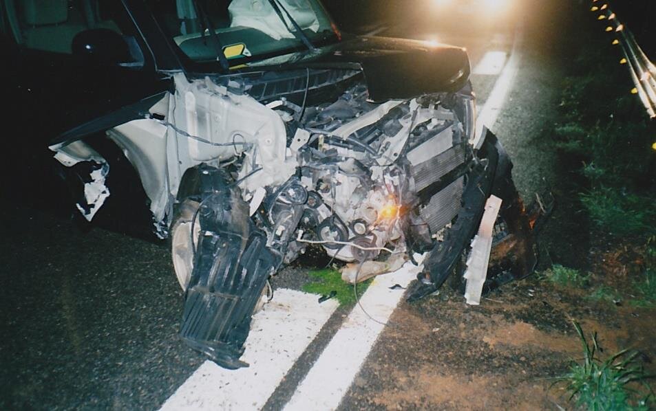 交通事故でこわれた車