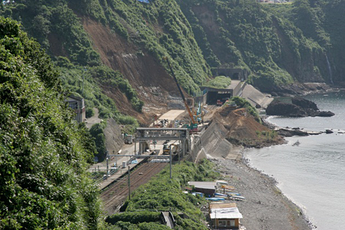 青海川海岸の<ruby>修復<rt>しゅうふく</rt></ruby>工事