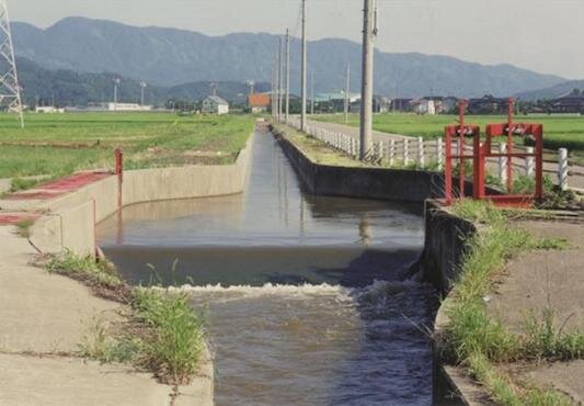 上藤井地区を流れる西江用水