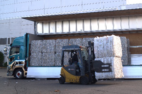 つぶして固めたペットボトルを再生工場に運ぶ